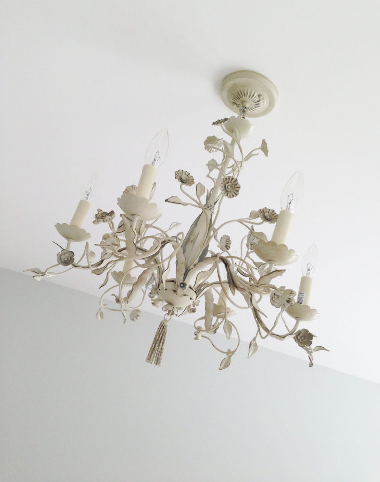 AKB Design chambre des maitres banquette fenetre chandelier blanc mur gris poignee de crystal 1