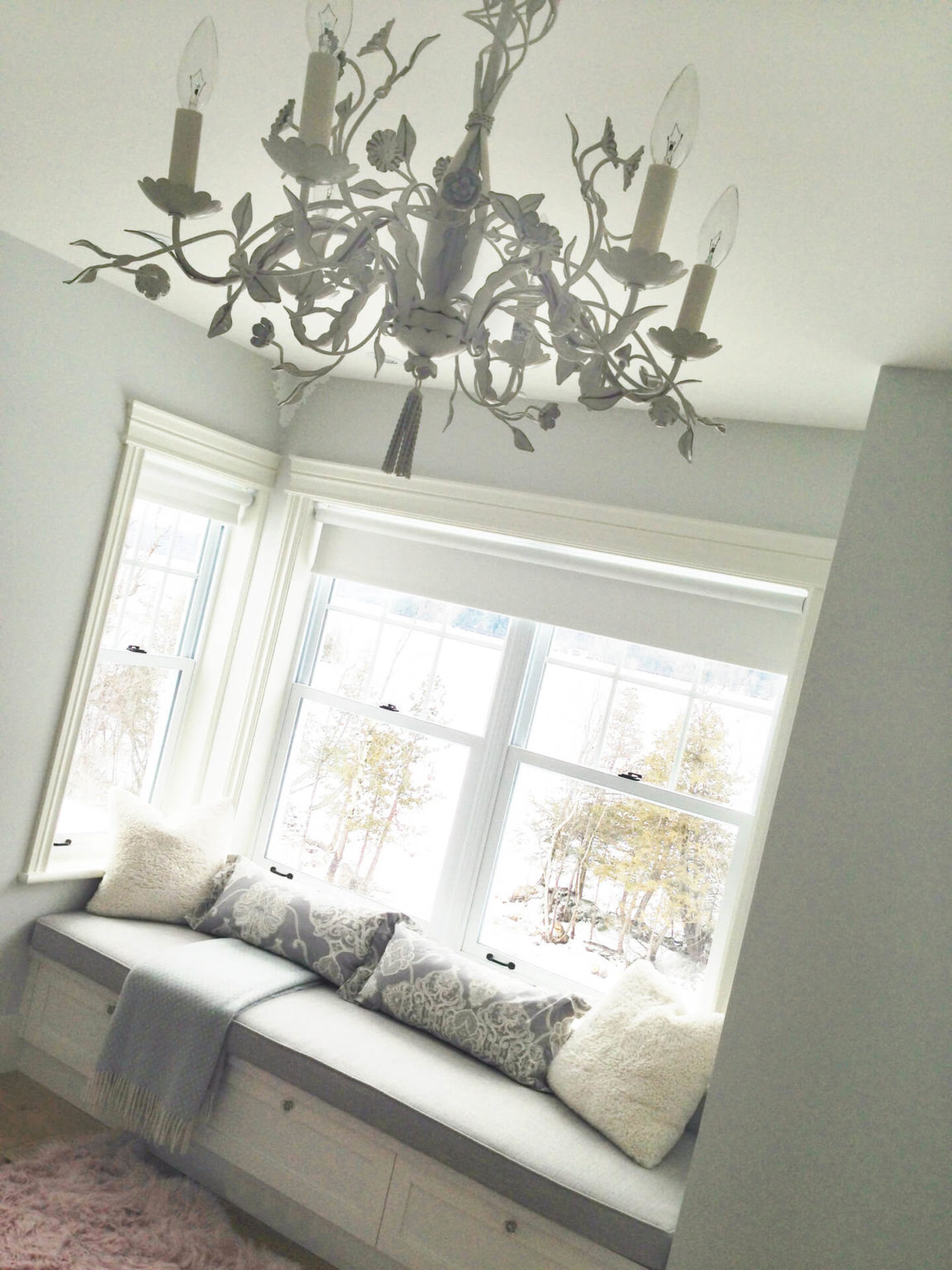 AKB Design chambre des maitres banquette fenetre chandelier blanc mur gris poignee de crystal 7
