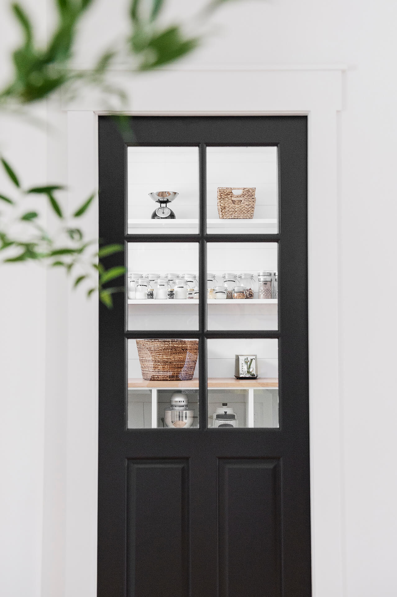 AKB Design cuisine blanche armoire noire poignee laiton comptoir quartz garde manger 19