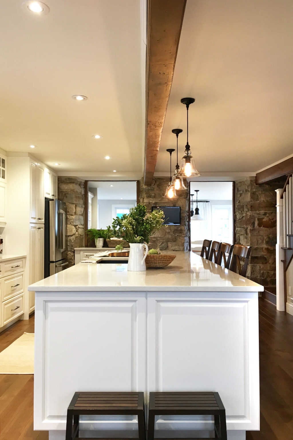 AKB Design cuisine blanche hotte pierre plancher bois comptoir quartz blanc poutre bois 6