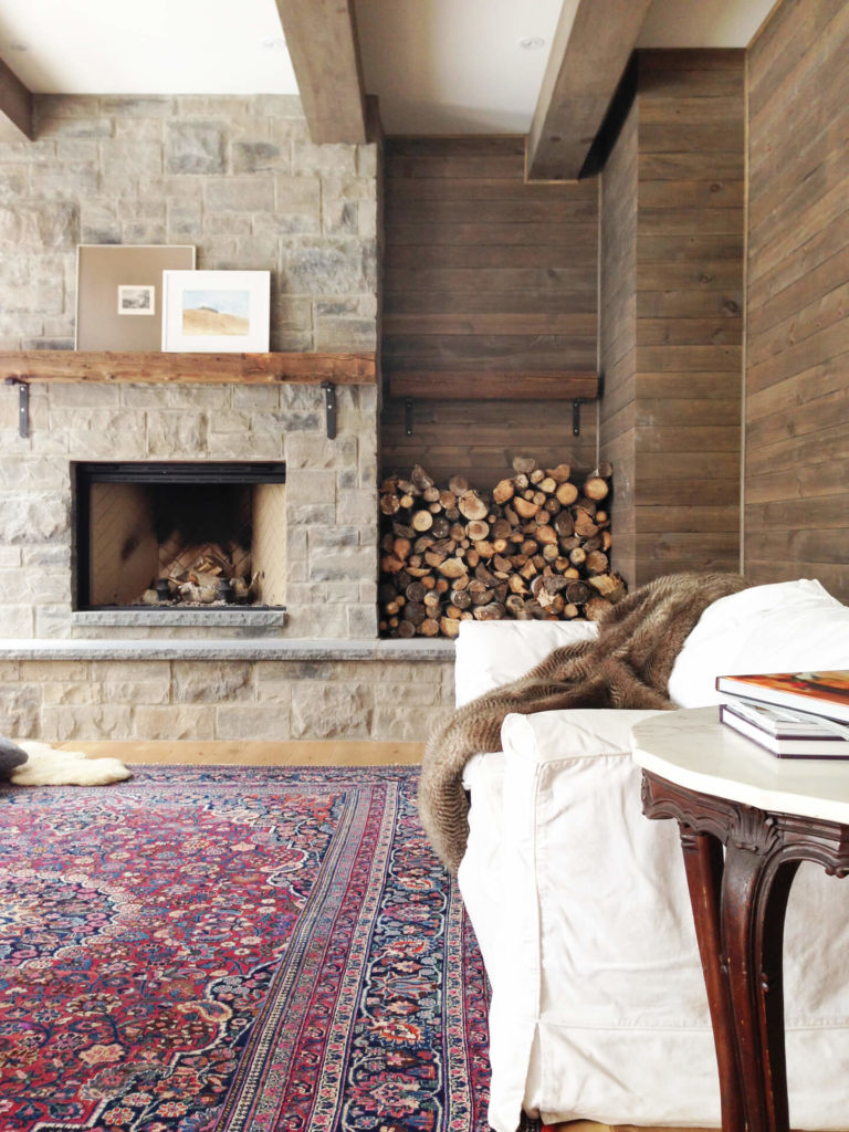 AKB Design living room salon foyer de pierre mur de bois poutres de bois portes fenetres 10