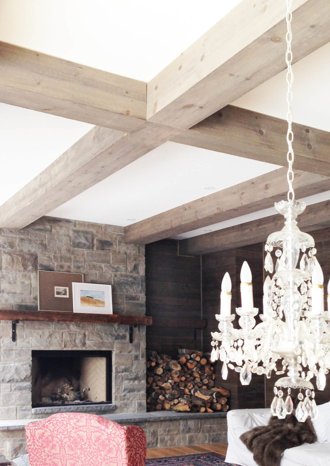 AKB Design living room salon foyer de pierre mur de bois poutres de bois portes fenetres 14