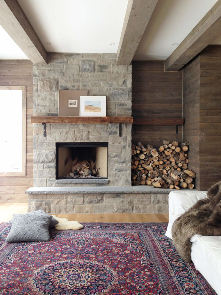 AKB Design living room salon foyer de pierre mur de bois poutres de bois portes fenetres 5