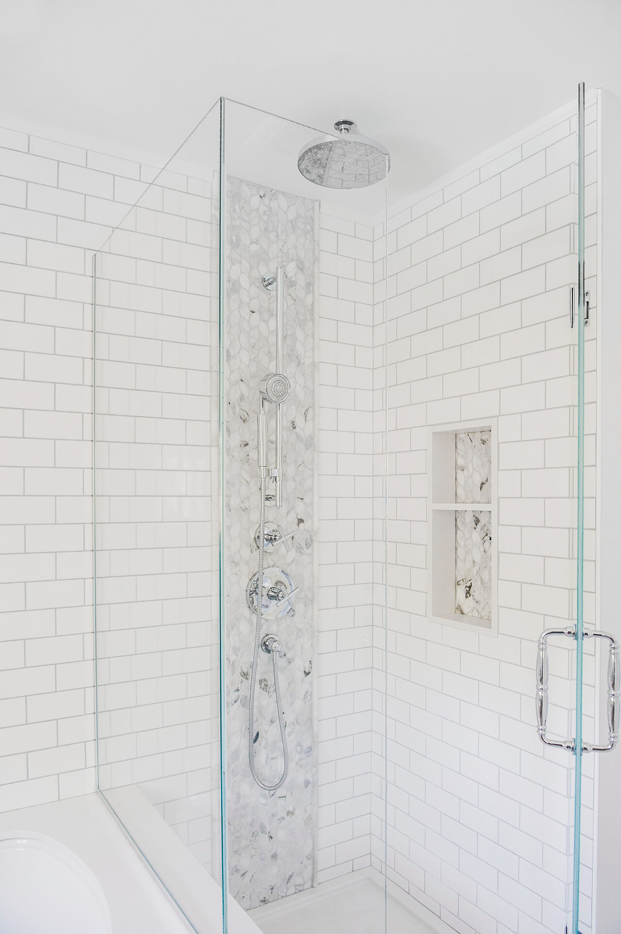 Frobisher AKB Design salle de bain marbre robinetterie murale vanite double quartz lingerie brique blanche25